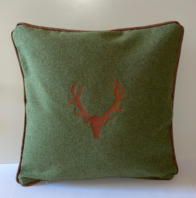 Kissen Meran moosgrün Hirsch 40 x 40 cm - Image 1